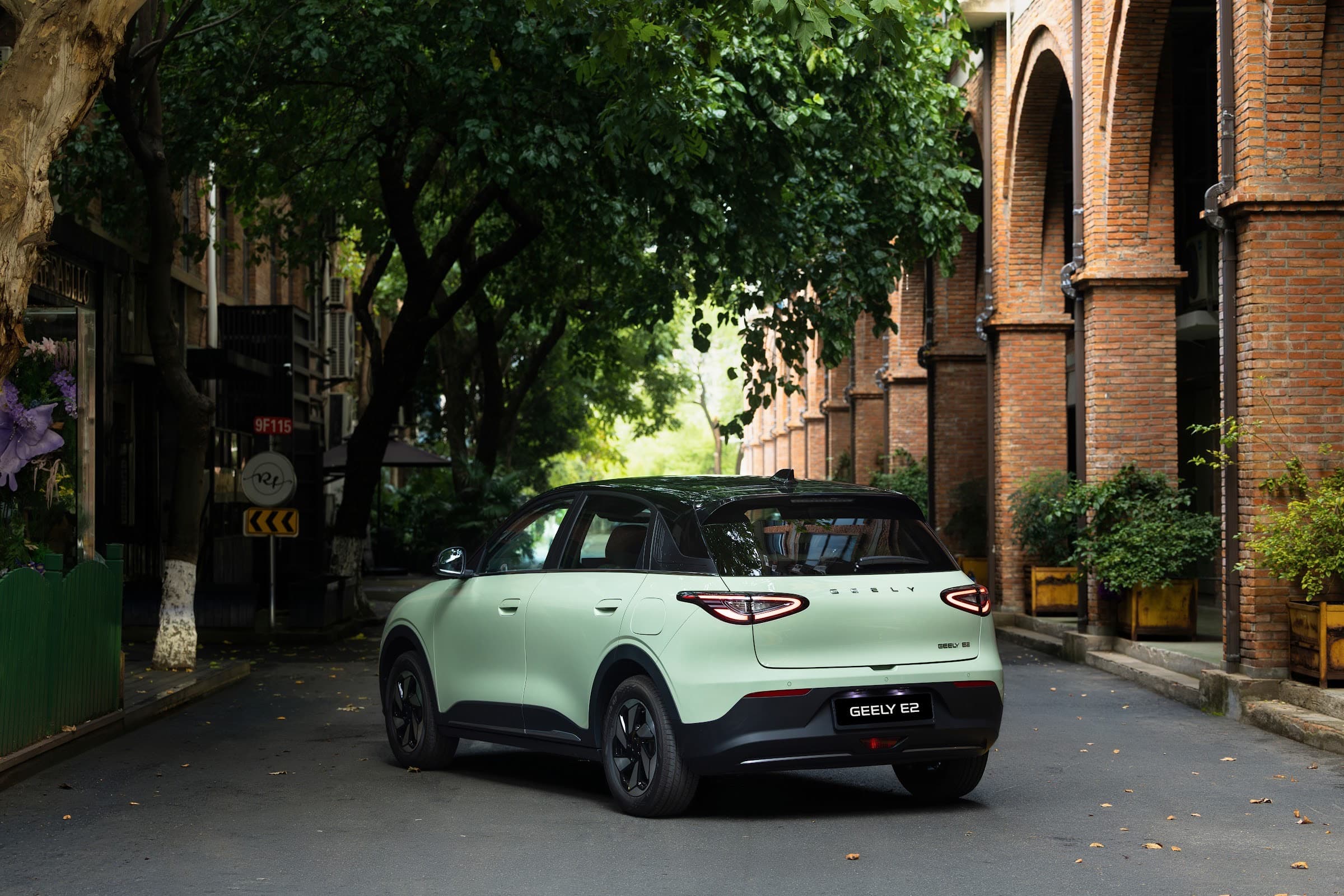 Geely E2 in Mintgrün unter Arkaden aus Backstein