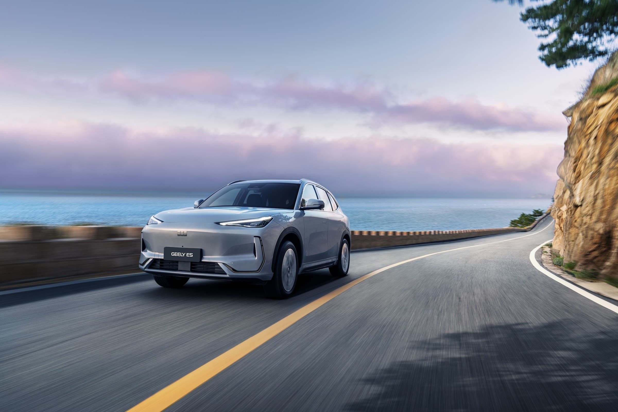 Geely E5 auf einer Küstenstraße