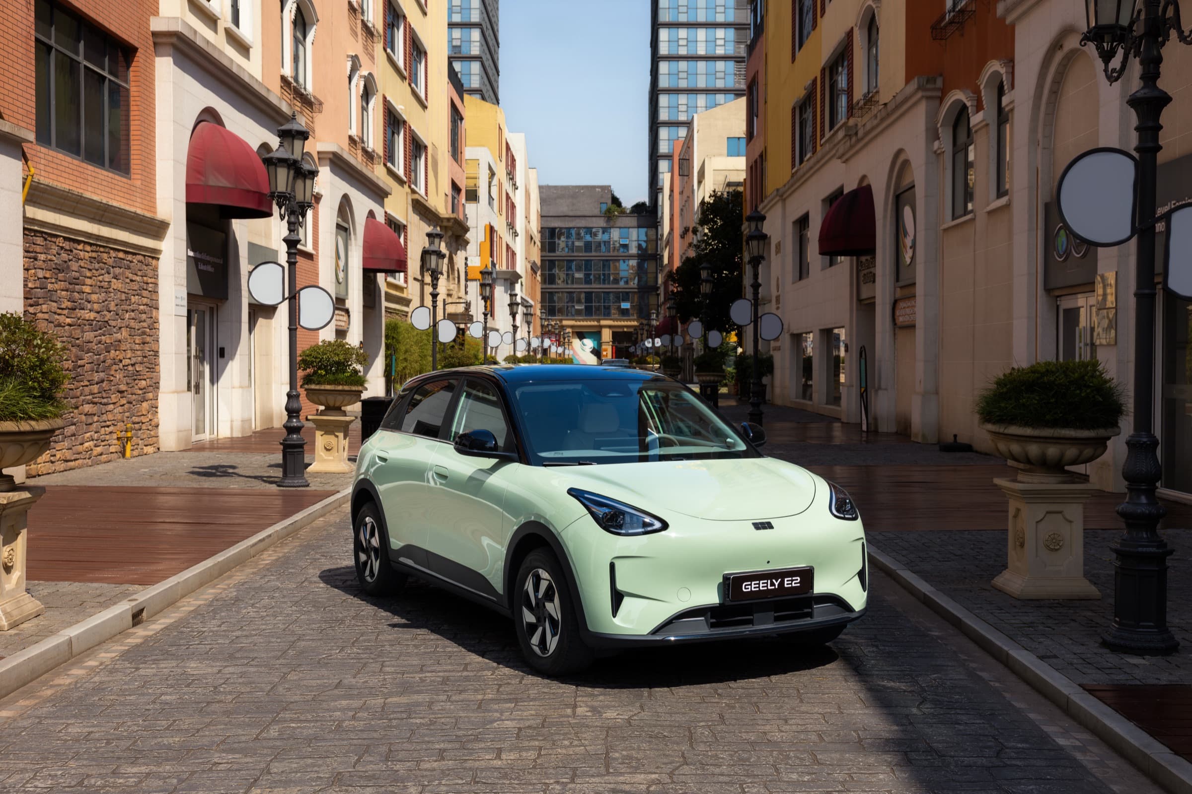 Geely E2 in einer historischen Altstadtgasse