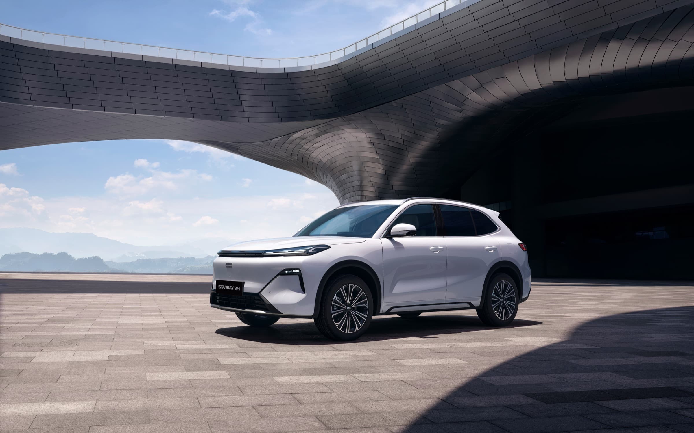 Geely Starray EM-i vor moderner Architektur